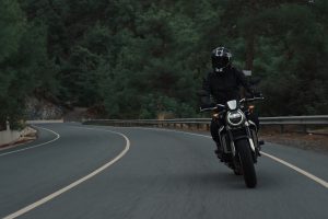 Jaki odstęp należy zachować podczas wyprzedzania motocykla