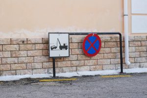 Jak masz obowiązek oznakować holowany samochód osobowy?