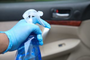 Czyszczenie plastików w samochodzie