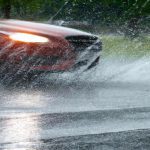 Aquaplaning – niebezpieczne zjawisko, z którego musisz wyjść!