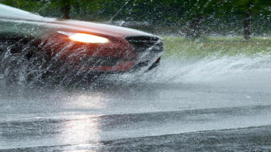 Aquaplaning – niebezpieczne zjawisko, z którego musisz wyjść!