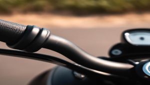 Jak radzić sobie z upałami podczas jazdy motocyklem?