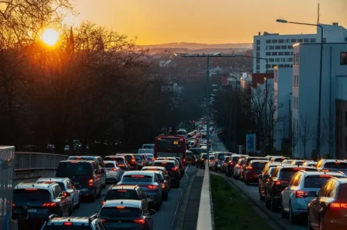 Bezpieczna podróż wypożyczonym samochodem – na co zwrócić uwagę?