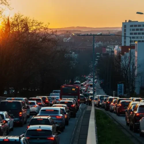 Bezpieczna podróż wypożyczonym samochodem – na co zwrócić uwagę?